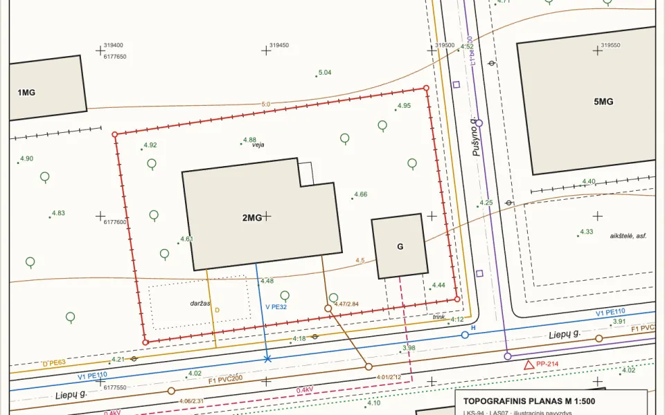 A topographic plan at 1:500: a fenced plot with two buildings, spot heights, and water, sewer, gas and power lines along the street